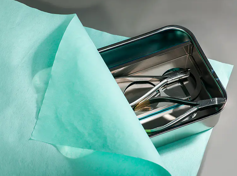 من الإنتاج إلى العيادة: دور ورق الكريب الطبي في سلسلة التوريد الطبية